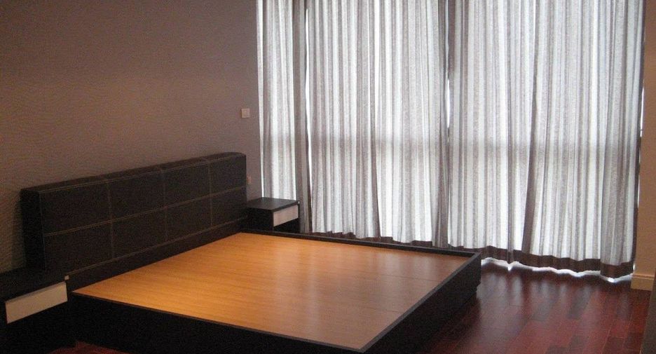 For rent 3 bedrooms condo in Pathum Wan, Bangkok