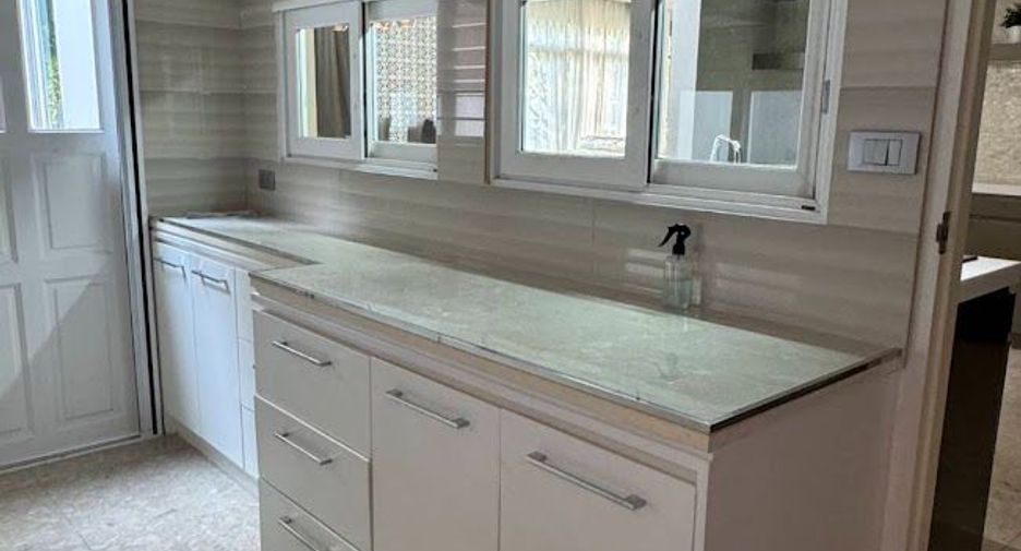 For rent 4 bedrooms house in Taling Chan, Bangkok