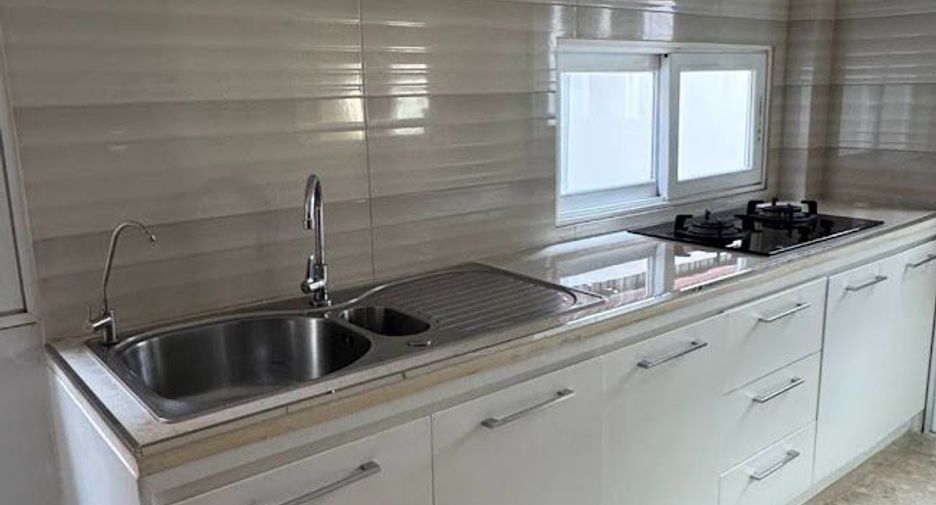 For rent 4 bedrooms house in Taling Chan, Bangkok