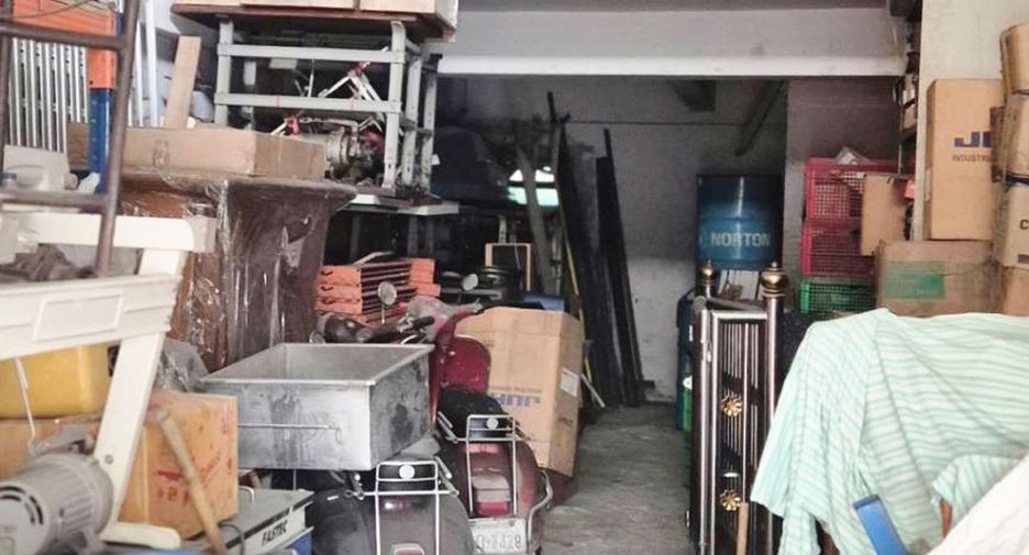 For sale 4 bedrooms retail Space in Khlong San, Bangkok