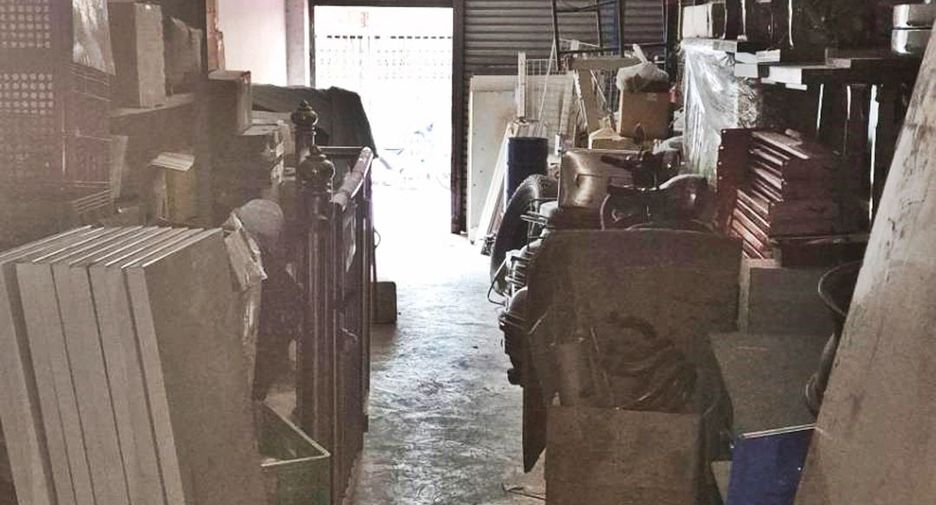 For sale 4 bedrooms retail Space in Khlong San, Bangkok