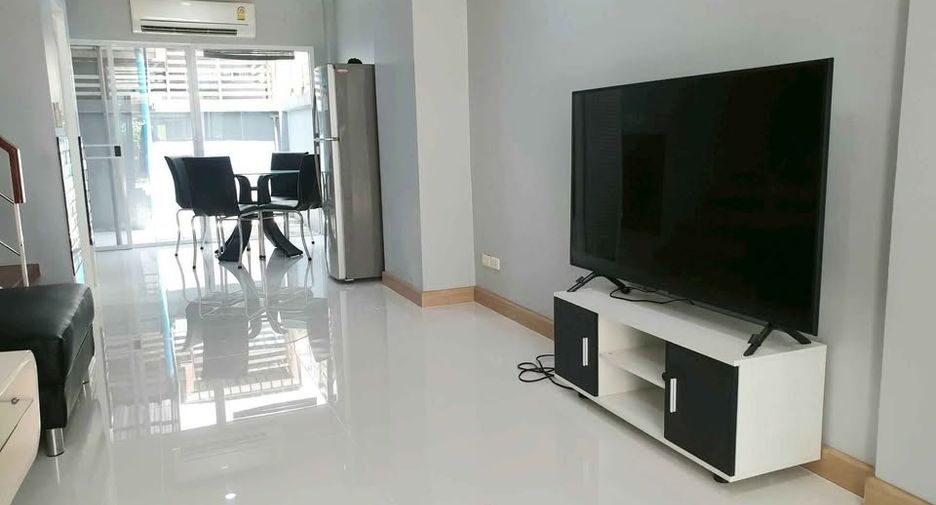 For rent 3 bedrooms townhouse in Yan Nawa, Bangkok