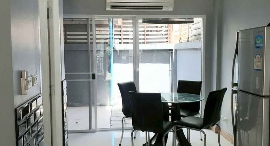For rent 3 bedrooms townhouse in Yan Nawa, Bangkok