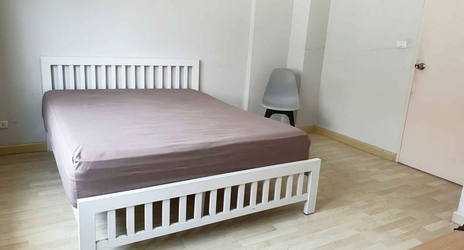 For rent 3 bedrooms townhouse in Yan Nawa, Bangkok