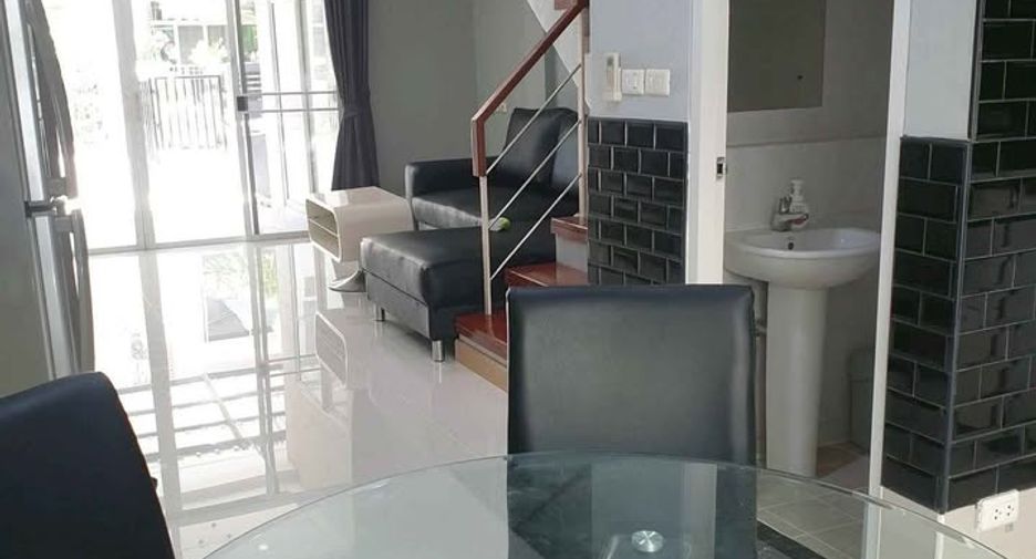 For rent 3 bedrooms townhouse in Yan Nawa, Bangkok