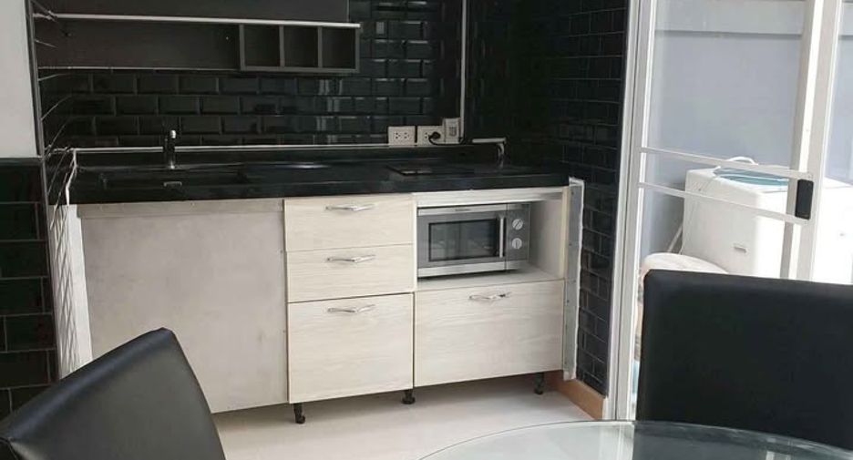 For rent 3 bedrooms townhouse in Yan Nawa, Bangkok