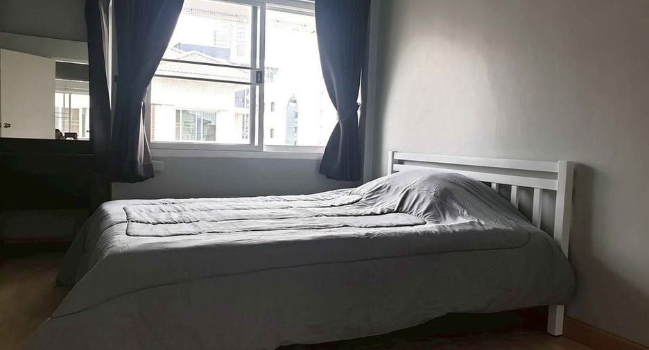 For rent 3 bedrooms townhouse in Yan Nawa, Bangkok