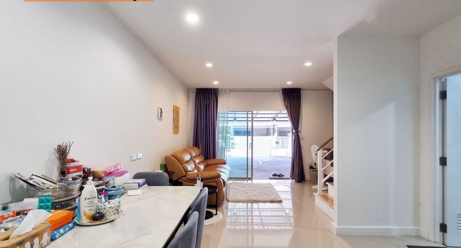 For rent 3 bedrooms townhouse in Suan Luang, Bangkok