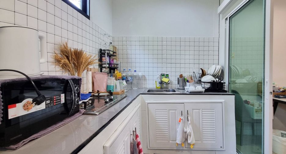 For rent 3 bedrooms townhouse in Suan Luang, Bangkok