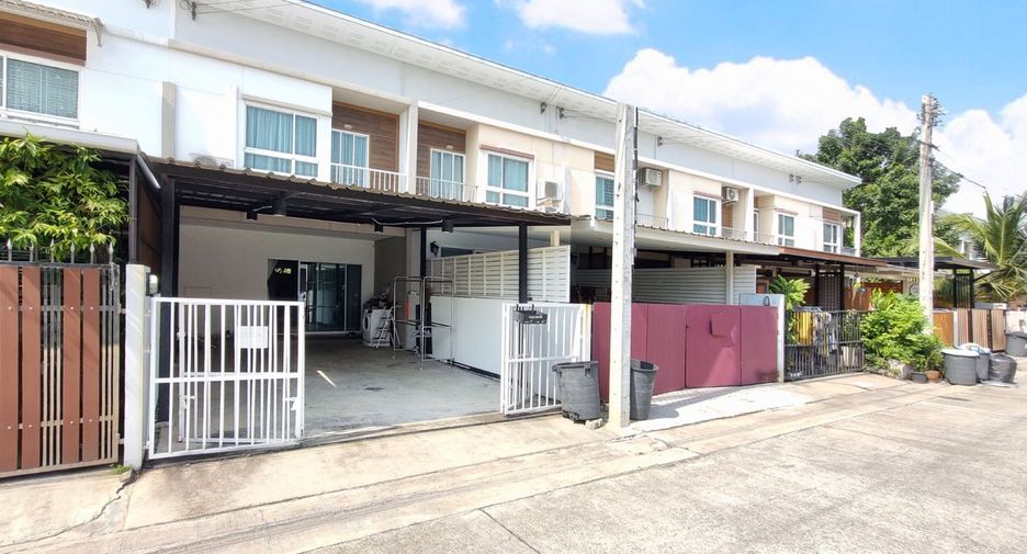 For rent 3 bedrooms townhouse in Suan Luang, Bangkok