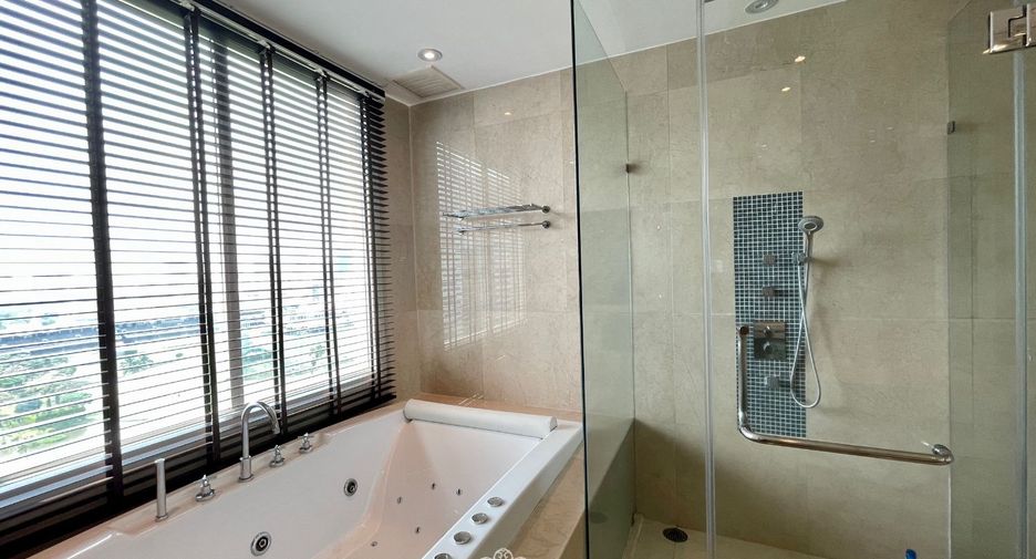 For rent 4 bedrooms condo in Pathum Wan, Bangkok