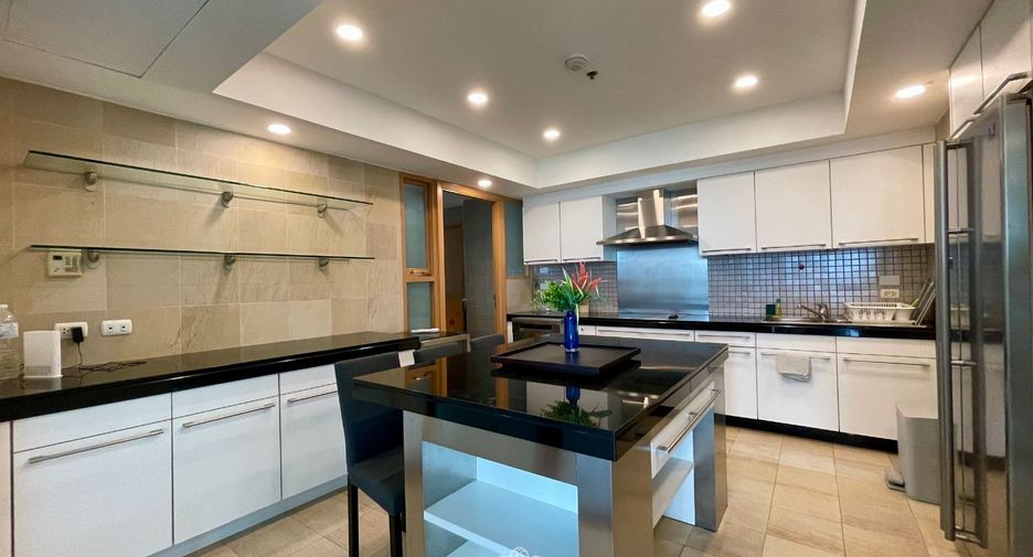For rent 4 bedrooms condo in Pathum Wan, Bangkok