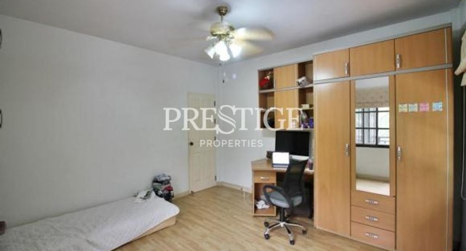 For sale 4 bedrooms house in East Pattaya, Pattaya