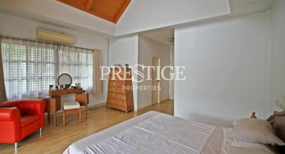 For sale 4 bedrooms house in East Pattaya, Pattaya