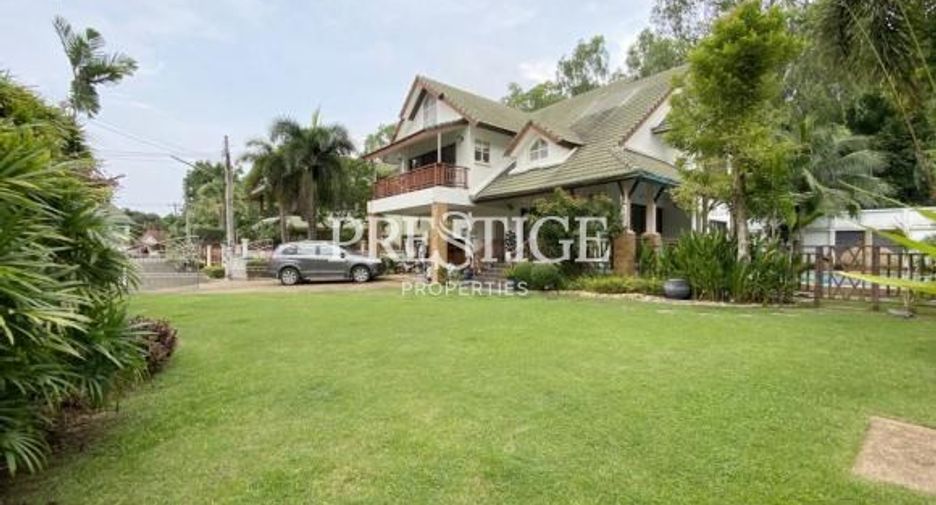 For sale 4 bedrooms house in East Pattaya, Pattaya