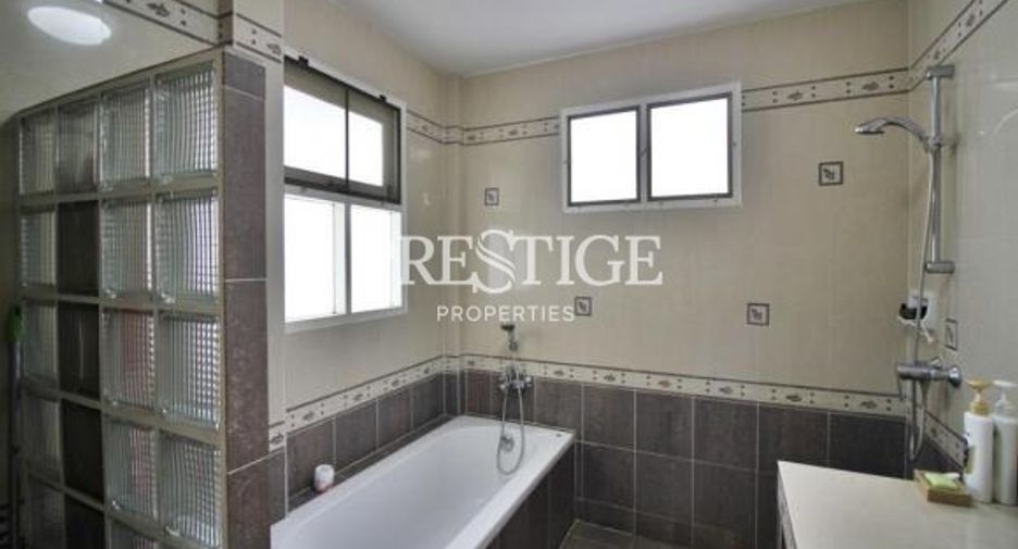 For sale 4 bedrooms house in East Pattaya, Pattaya