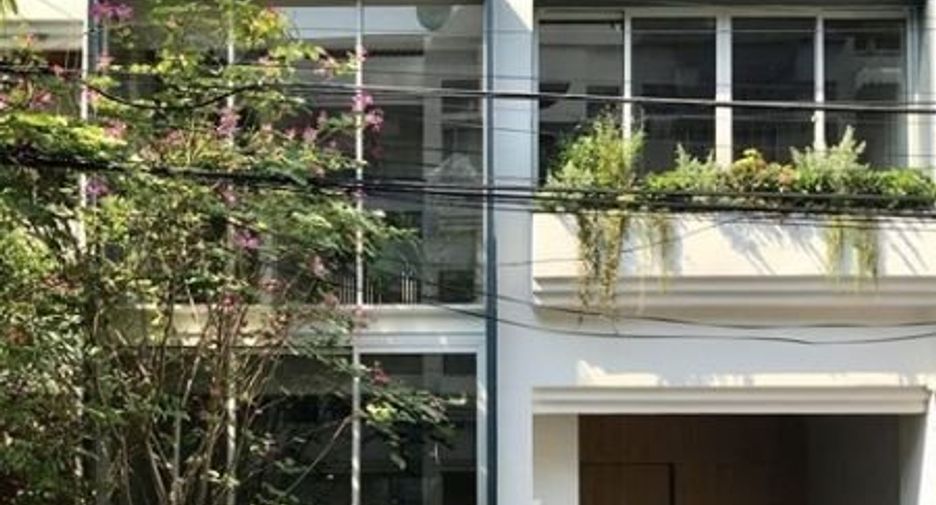 For sale 3 bedrooms townhouse in Watthana, Bangkok