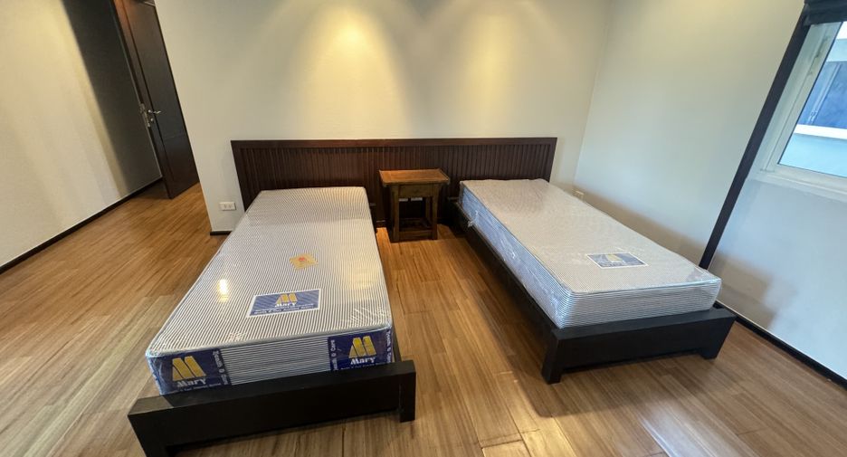For rent 3 bed villa in Huai Khwang, Bangkok