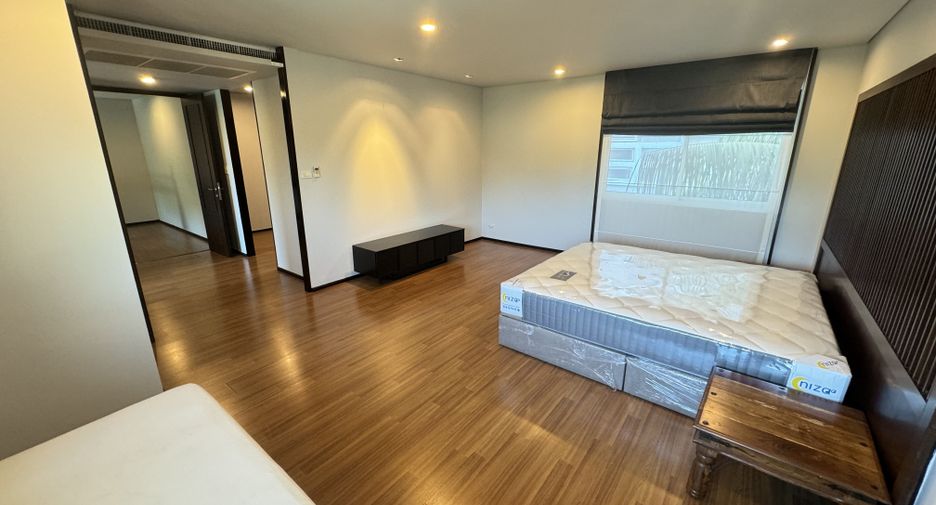 For rent 3 Beds villa in Huai Khwang, Bangkok