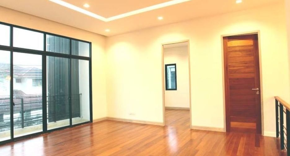 For sale 4 bedrooms house in Thawi Watthana, Bangkok