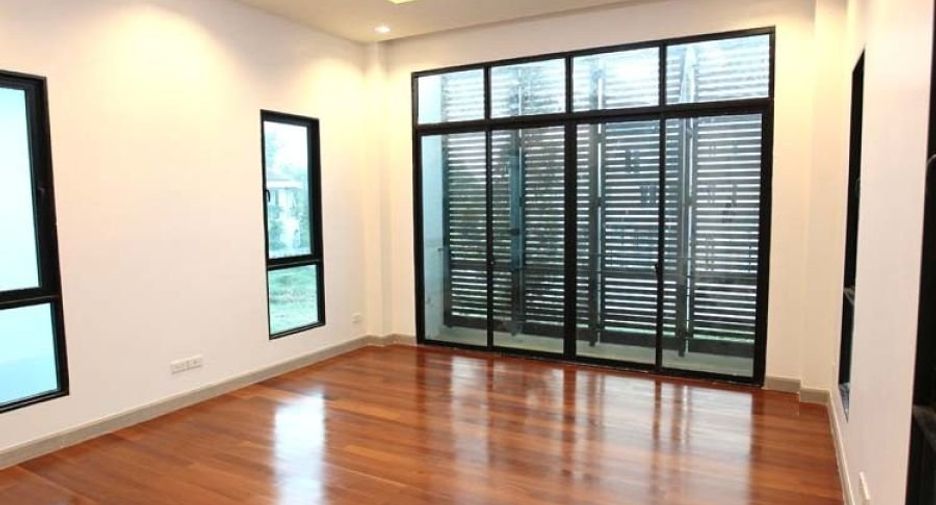 For sale 4 bedrooms house in Thawi Watthana, Bangkok
