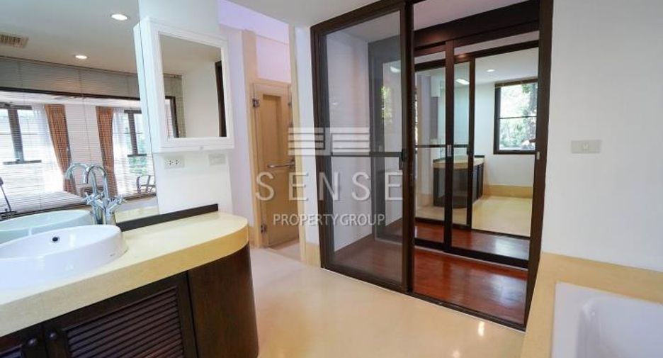 For rent 4 bedrooms townhouse in Watthana, Bangkok