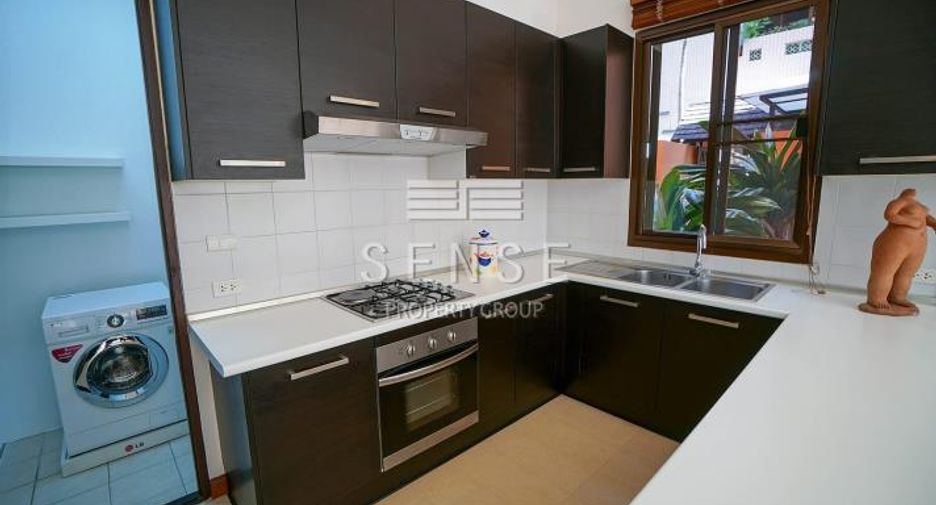 For rent 4 bedrooms townhouse in Watthana, Bangkok