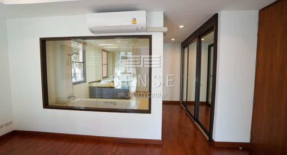 For rent 4 bedrooms townhouse in Watthana, Bangkok