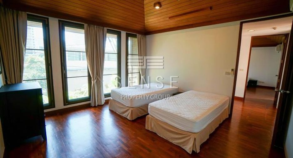 For rent 4 bedrooms townhouse in Watthana, Bangkok