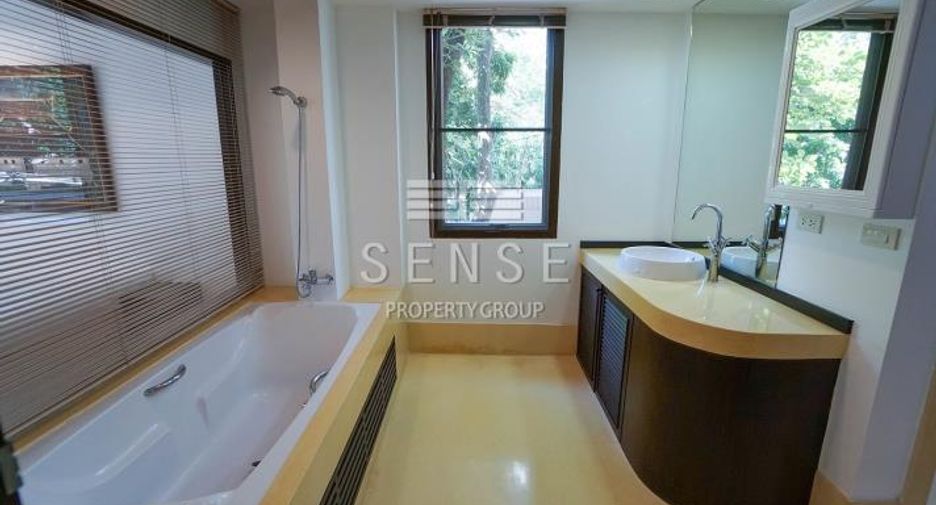 For rent 4 bedrooms townhouse in Watthana, Bangkok