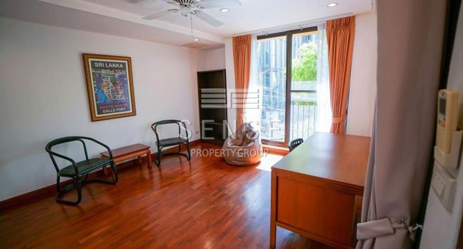 For rent 4 bedrooms townhouse in Watthana, Bangkok