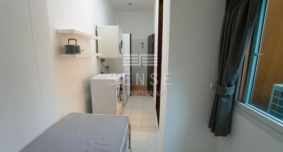 For rent 4 bedrooms townhouse in Watthana, Bangkok