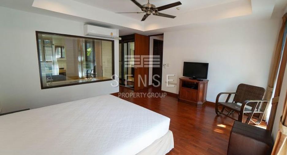 For rent 4 bedrooms townhouse in Watthana, Bangkok