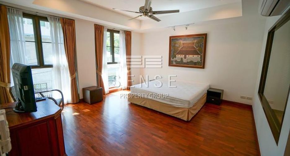 For rent 4 bedrooms townhouse in Watthana, Bangkok