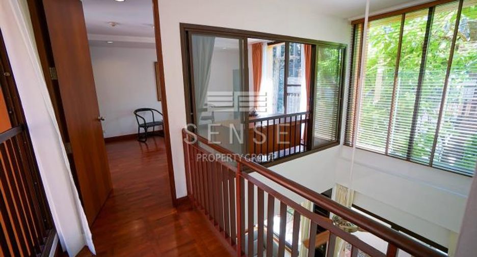 For rent 4 bedrooms townhouse in Watthana, Bangkok