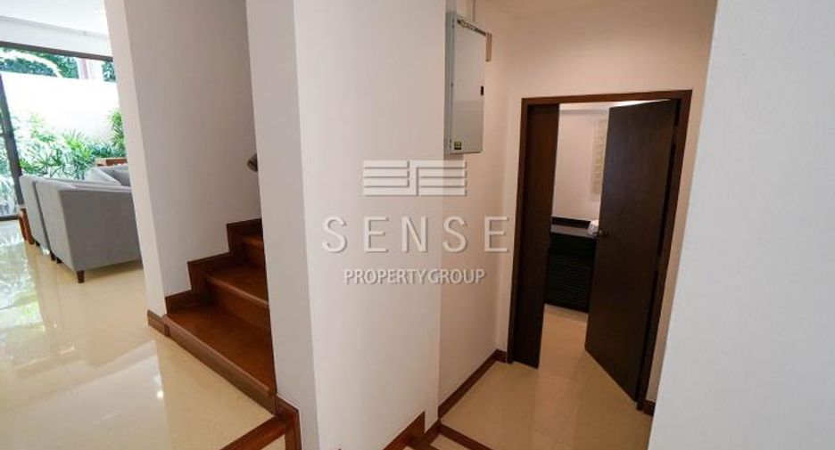 For rent 4 bedrooms townhouse in Watthana, Bangkok