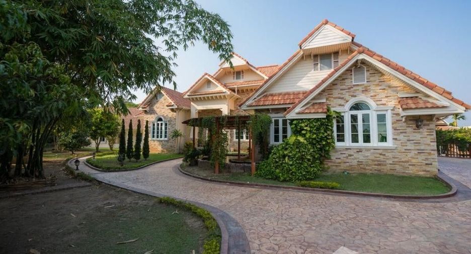 For sale 9 bed villa in Saraphi, Chiang Mai