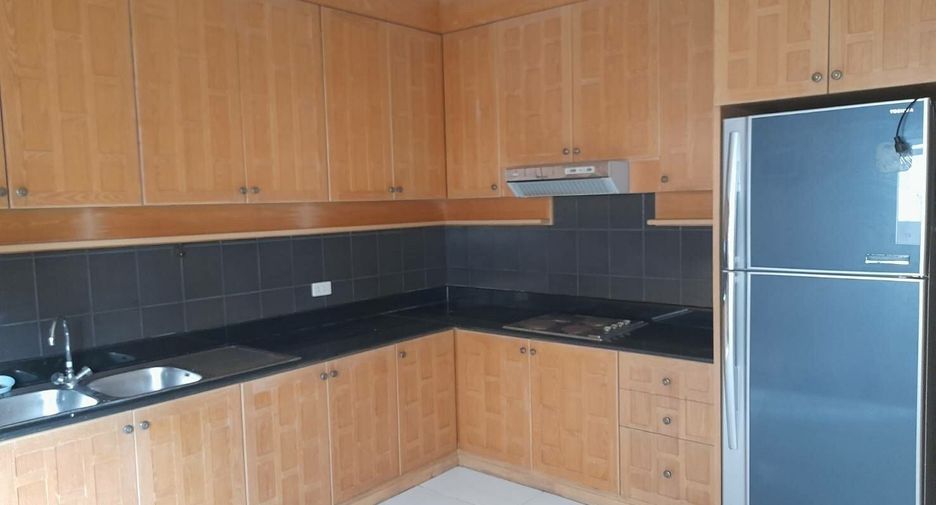 For sale and for rent 3 bed townhouse in Pratumnak, Pattaya