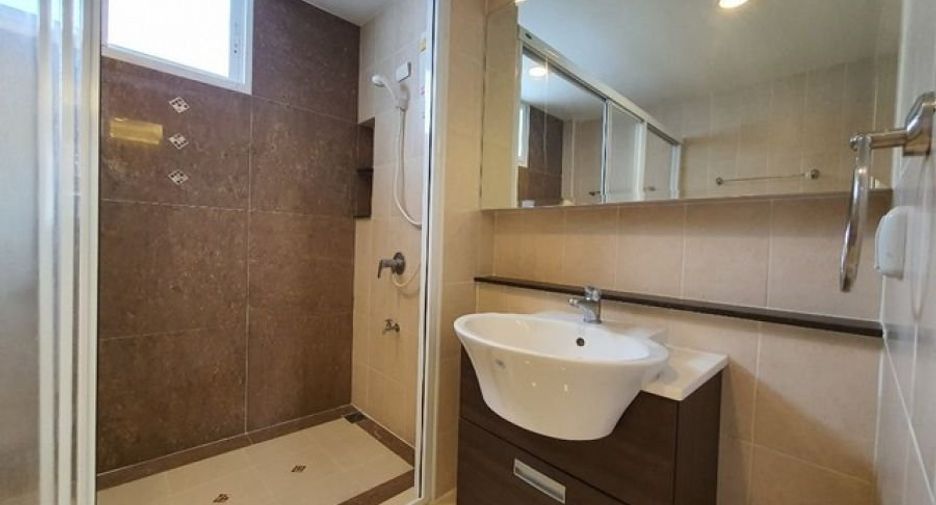 Продажа 3 спальни таунхаус в Чом Тхонг, Бангкок