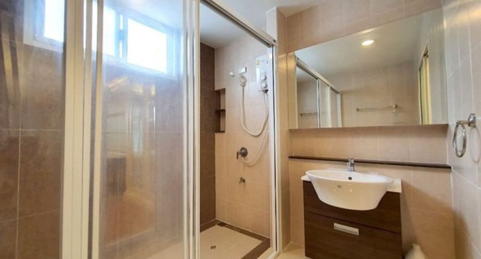 Продажа 3 спальни таунхаус в Чом Тхонг, Бангкок