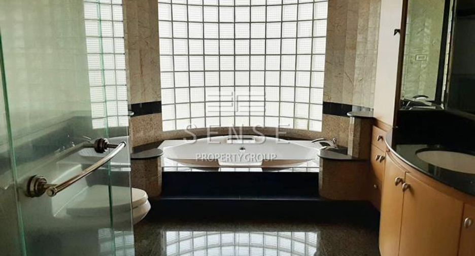 For sale 4 bedrooms condo in Khlong Toei, Bangkok