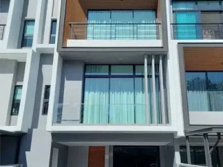 À louer 3 chambres maison de ville à Saphan Sung, Bangkok