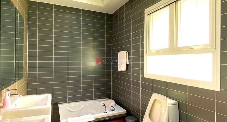 For sale 4 bedrooms house in Bang Lamung, Chonburi