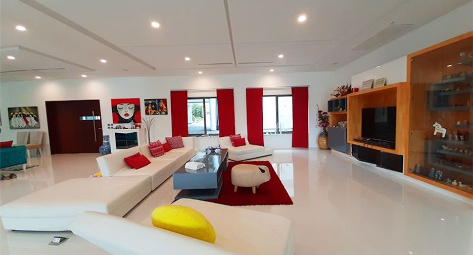 For sale 5 Beds villa in Cha Am, Phetchaburi