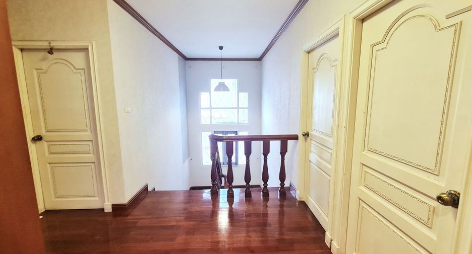 For rent 5 bed townhouse in Lat Phrao, Bangkok