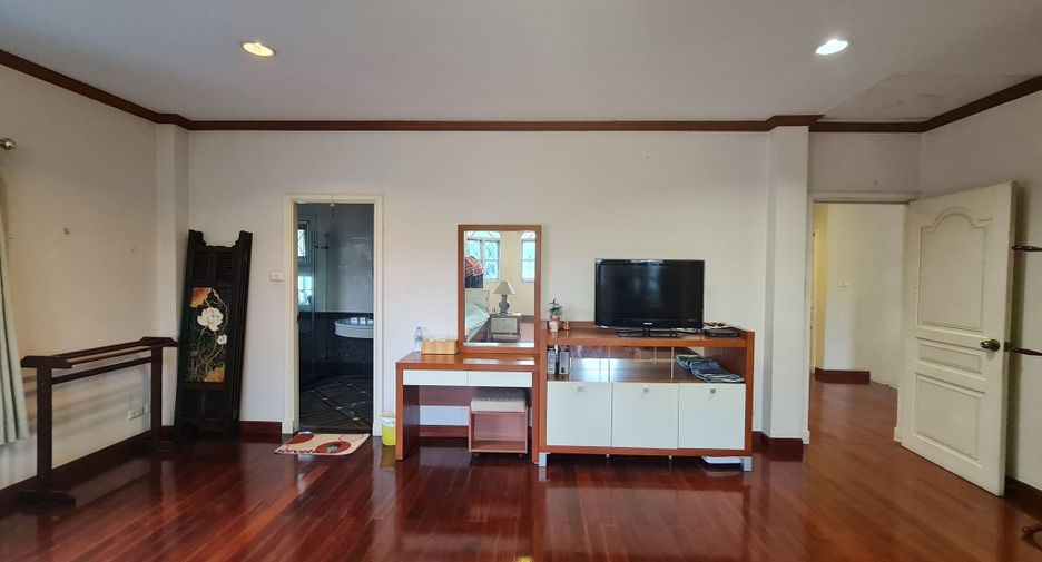 For rent 5 bed townhouse in Lat Phrao, Bangkok