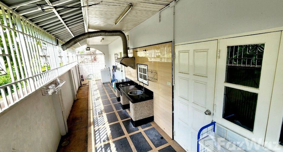 For rent 5 Beds townhouse in Lat Phrao, Bangkok