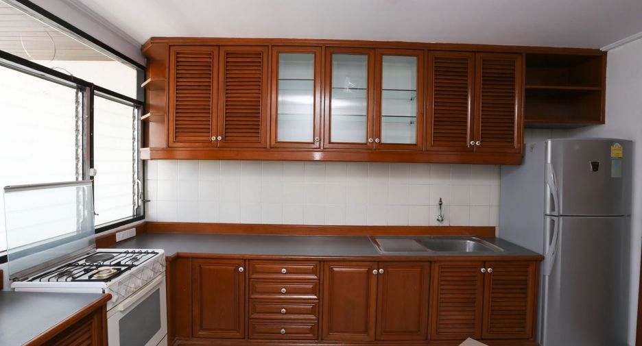 For sale 2 Beds condo in Khlong Toei, Bangkok