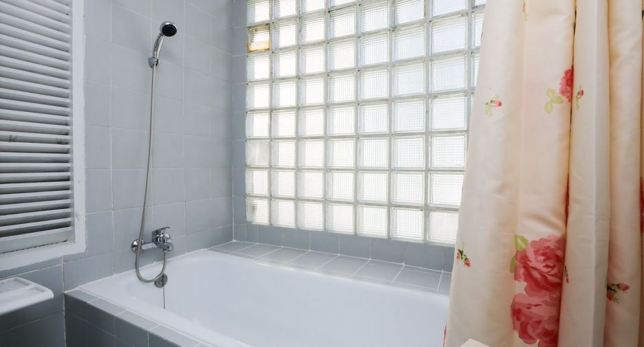 For sale 2 Beds condo in Khlong Toei, Bangkok