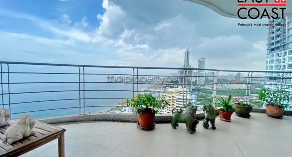 For sale 3 bedrooms condo in Jomtien, Pattaya